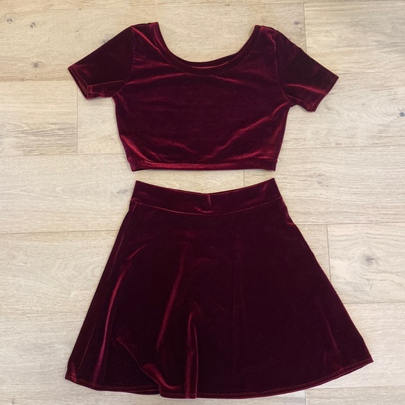 Elf Movie Jovie inspired 2 piece Small red velvet top + skirt - Picture 1 of 7